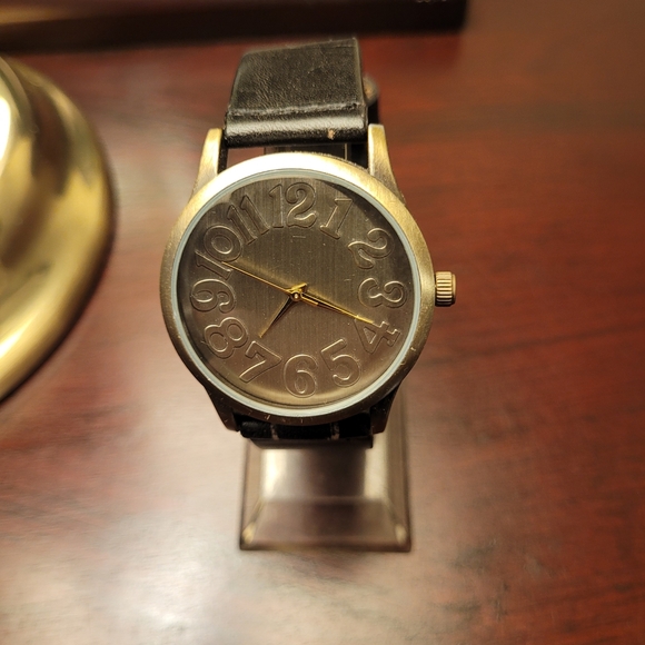 Brand New Black Women's Fashion Watch - Picture 1 of 3